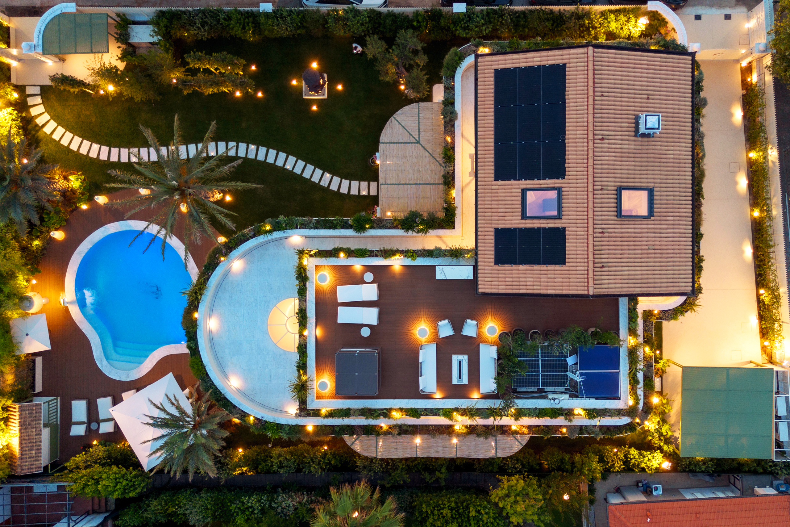 Vista aerea di un progetto residenziale con piscina e giardino